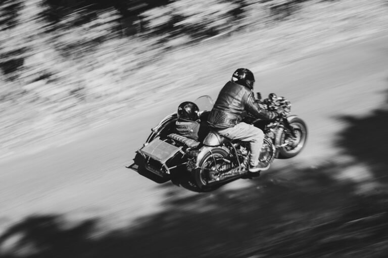 Duas Pessoas Andando De Moto Com Um Sidecar TqP7lwl_69Q