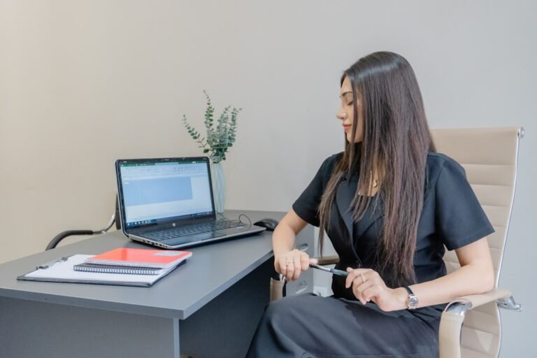 Mulher De Vestido Preto Trabalhando Na Mesa Com Laptop l3wKzigDnFQ