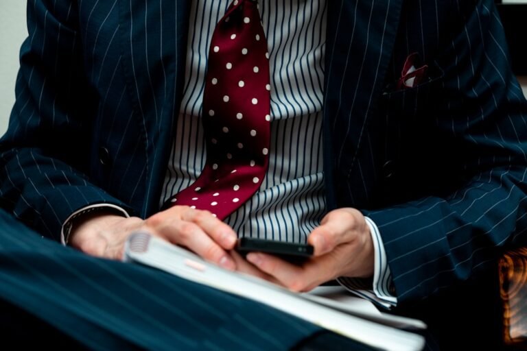 Homem Na Jaqueta Do Terno Preto Usando O Computador Portatil Preto 1RS9UWinHFo