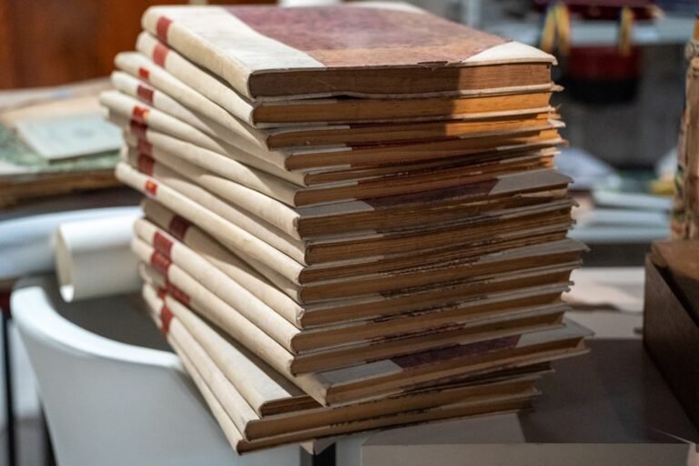 Uma Pilha De Livros Sentados Em Cima De Uma Mesa _6lTLGmK2X8