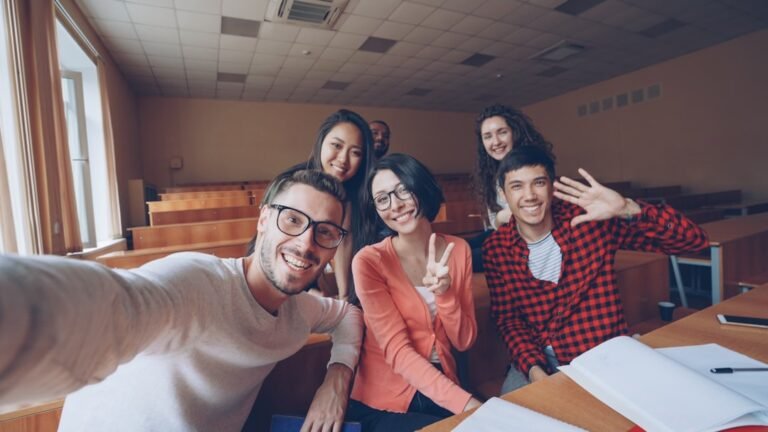 Grupo De Estudantes Que Tomam Um Selfie Em Uma Sala De Aula suXomYt7kko