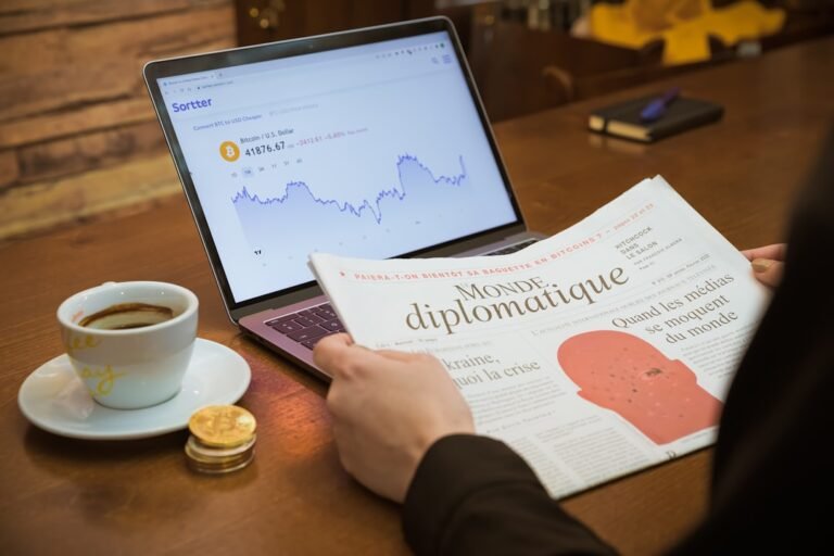 Uma Pessoa Sentada Em Uma Mesa Com Um Laptop E Uma Xicara De Cafe 2f1JFOn2OI4