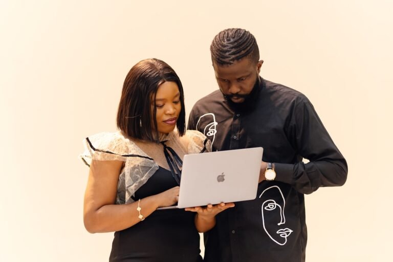 Um Homem E Um Mulher Olhar Um Laptop 4 RLopzTVQ8