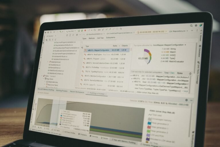 Tela Do Laptop Exibindo Graficos De Codigos E Dados GQOylIn892U