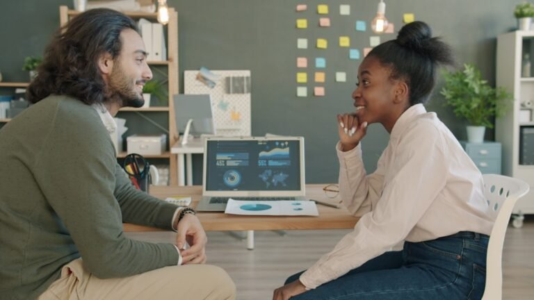 Dois Colegas Discutindo Trabalho Em Um Desk UOalOTfpzlE